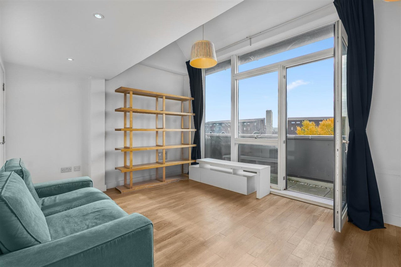 Flat Coldharbour Lane in Greater London