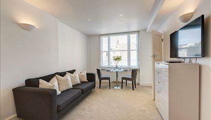 Flat Hill Street in City of Westminster