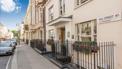 Flat Hill Street in City of Westminster