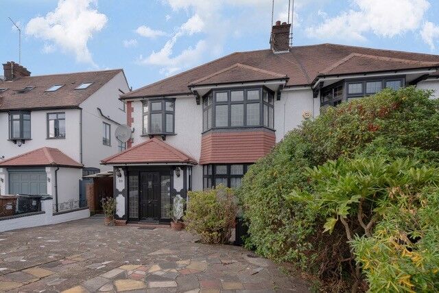House Creighton Avenue in Greater London