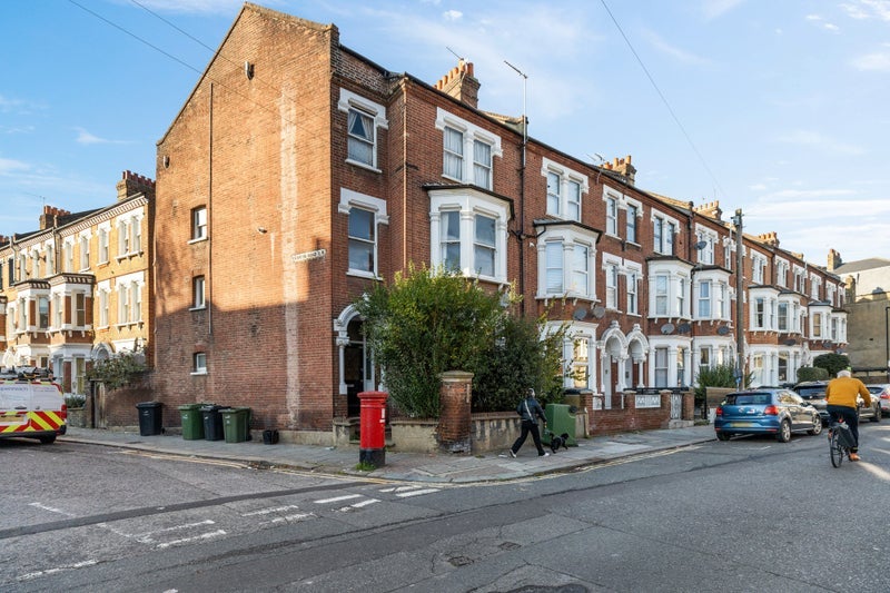 Room Kenwyn Road in Greater London