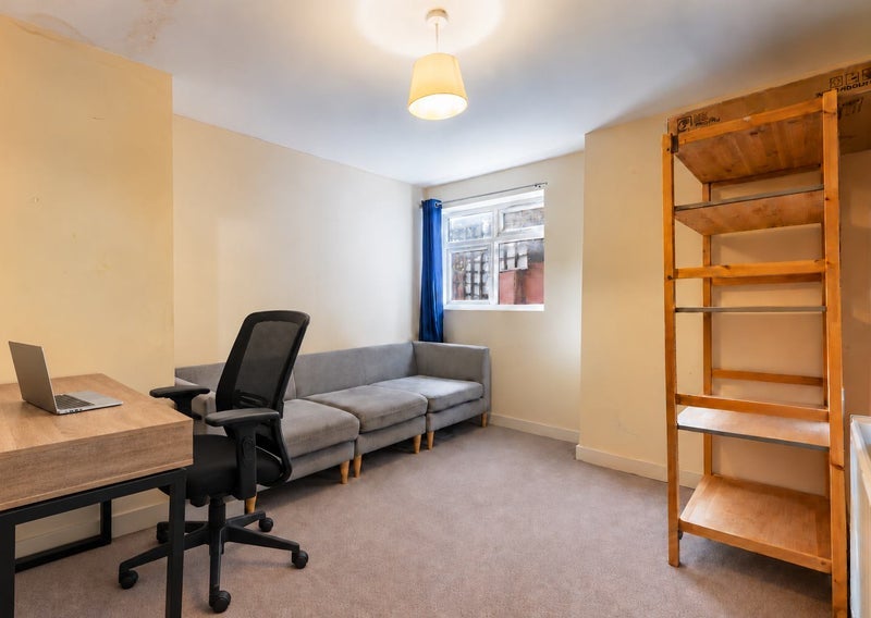 Room Kenwyn Road in Greater London