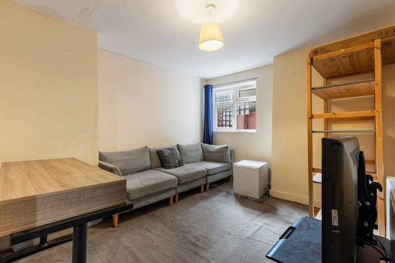 Room Kenwyn Road in Greater London