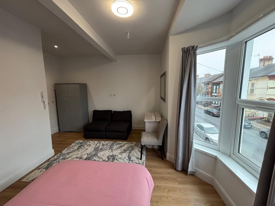 Room Bedford Road in Bootle