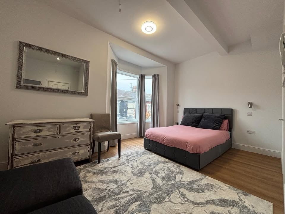 Room Bedford Road in Bootle