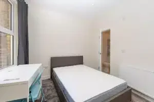 Flat Valetta Road in Greater London