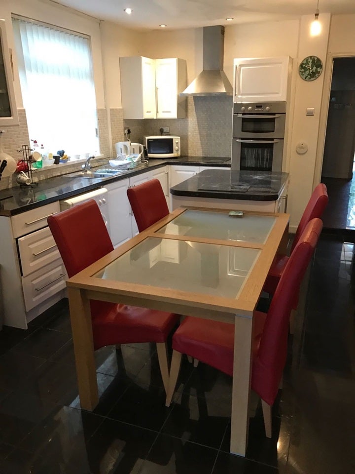 Room Colum Place in Cardiff