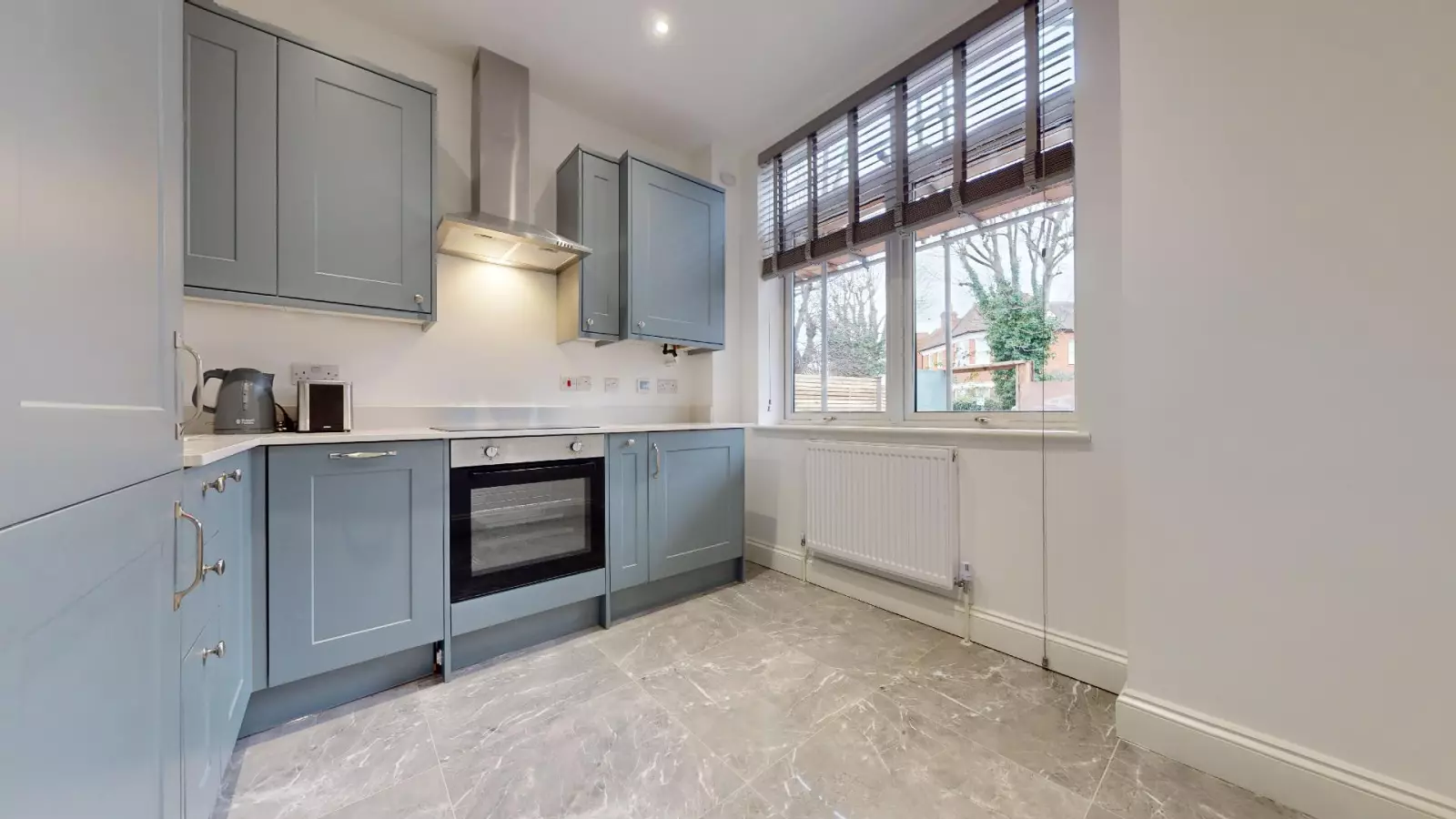 Flat Blenheim Gardens in Greater London