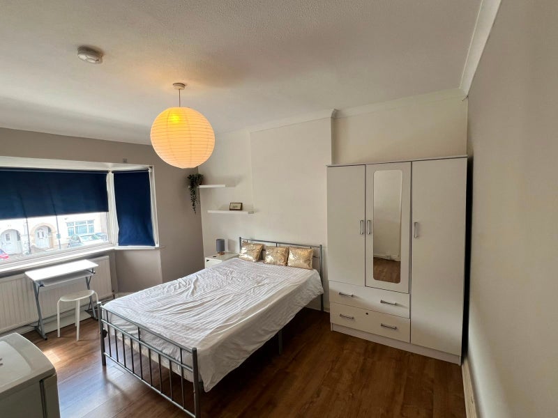 Room Waterloo Road in Greater London