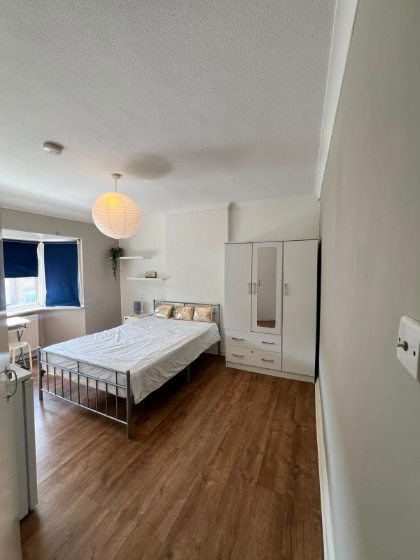 Room Waterloo Road in Greater London