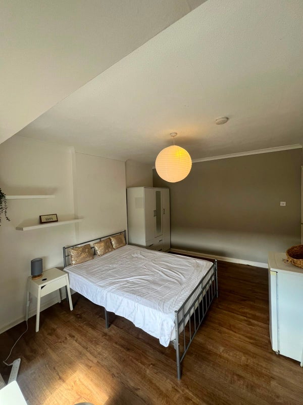 Room Waterloo Road in Greater London