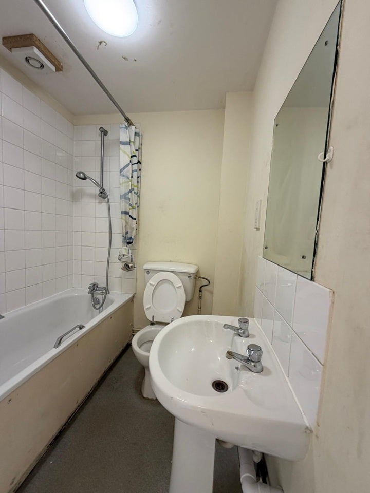 Flat Alice Way in Greater London