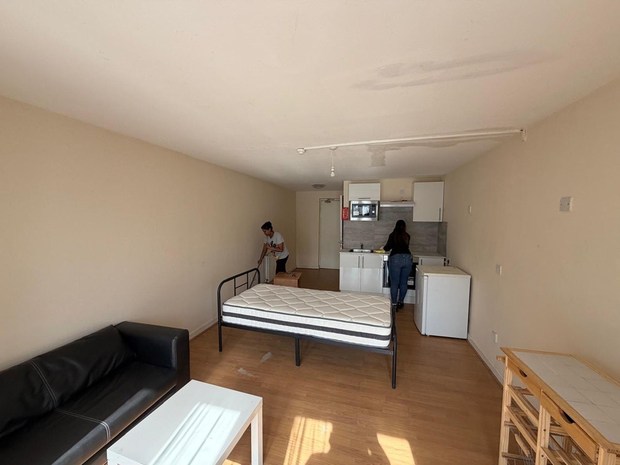 Flat Alice Way in Greater London