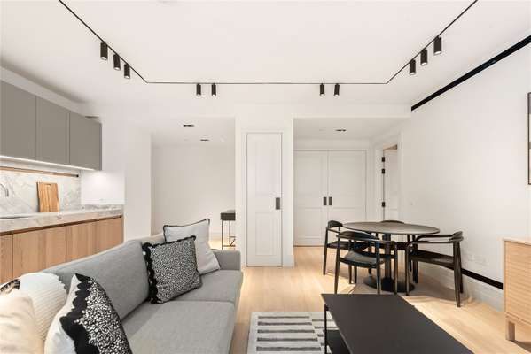 Flat Queensway in London