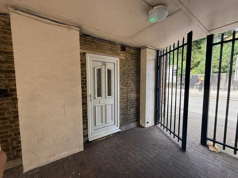 Flat St Peter's Street in Greater London