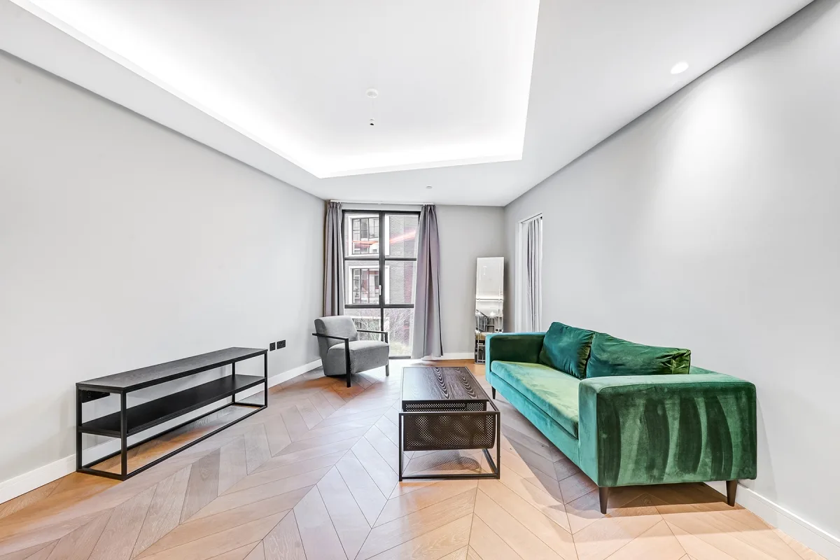 Flat Cleveland Street in Greater London