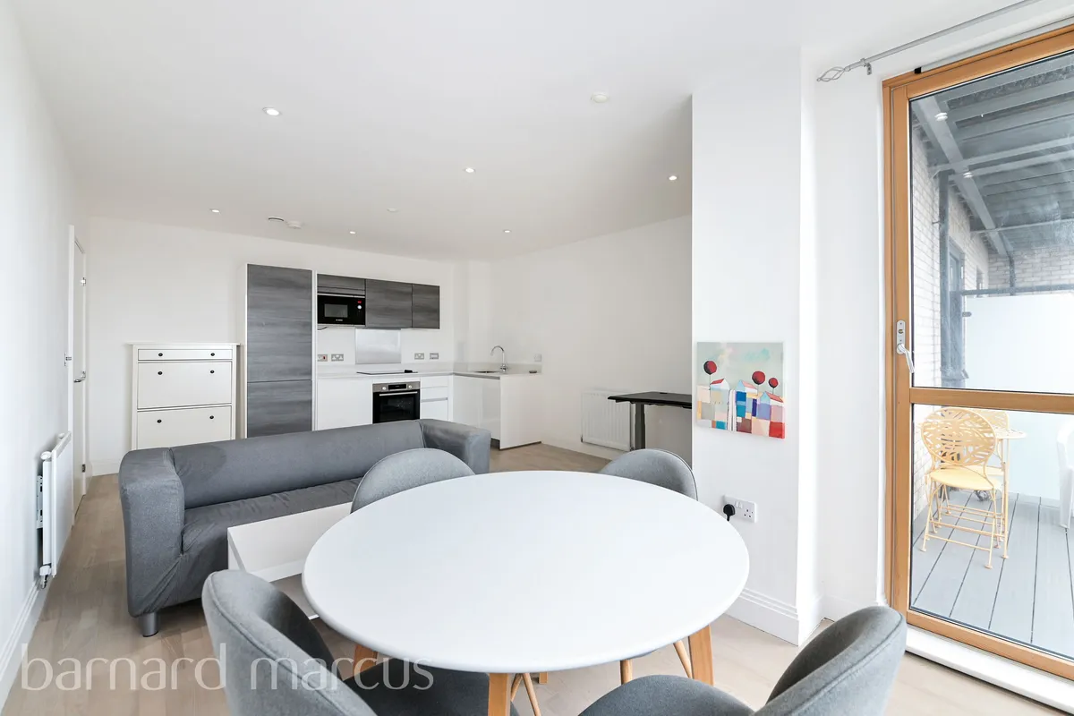 Flat Blagdon Road in Greater London
