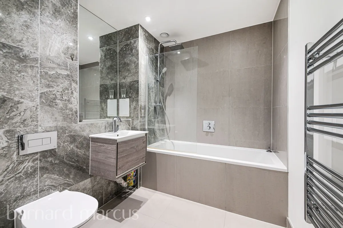 Flat Blagdon Road in Greater London