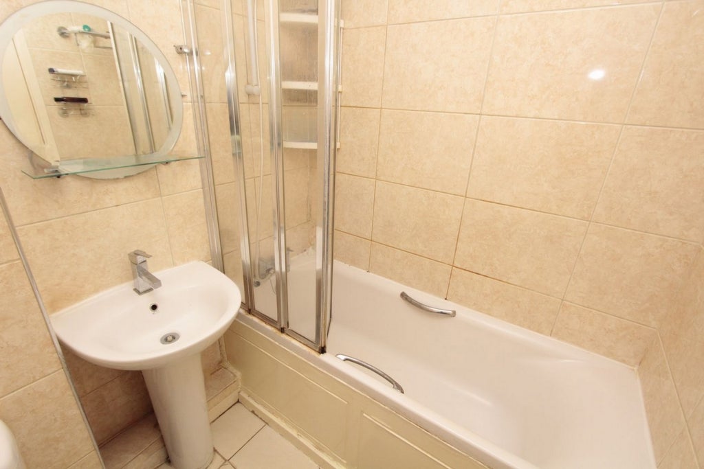 Room Globe Road in Greater London