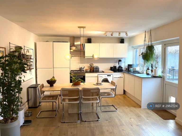 House Annie Besant Close in Greater London