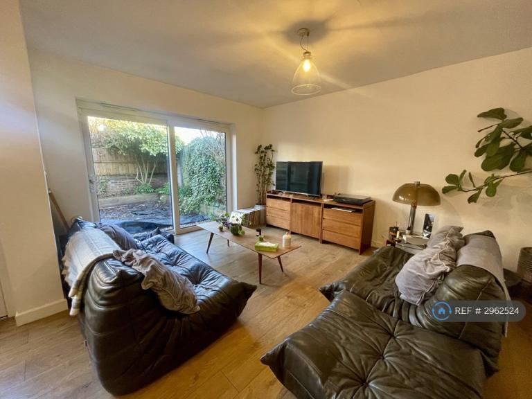 House Annie Besant Close in Greater London