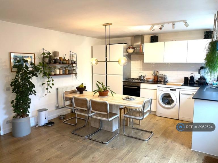 House Annie Besant Close in Greater London