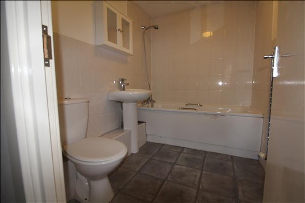 Flat Whitehouse Avenue in Hertsmere
