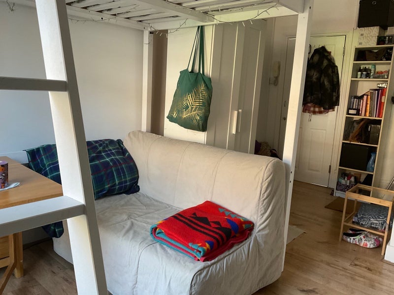Flat Ormeley Road in Greater London