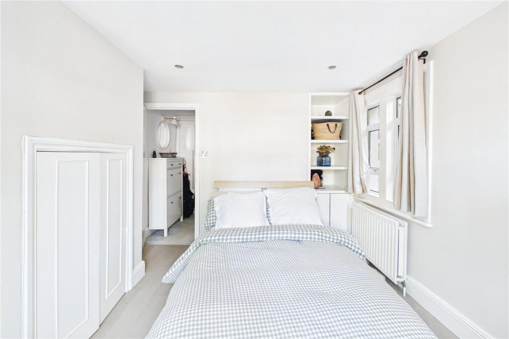 Flat Corrance Road in Greater London