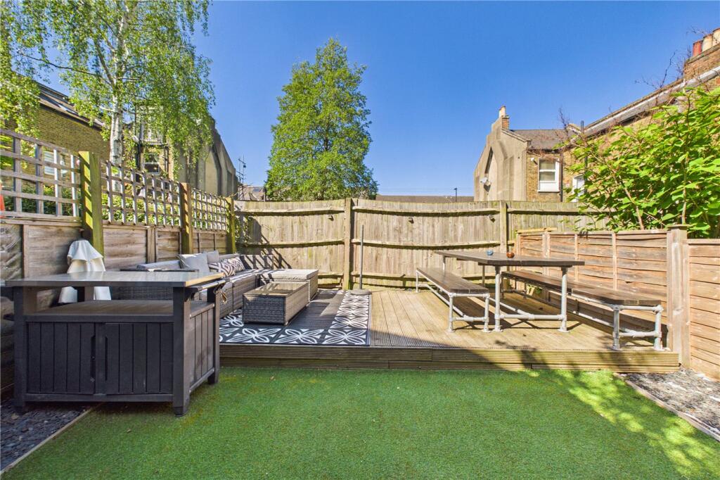 Flat Corrance Road in Greater London