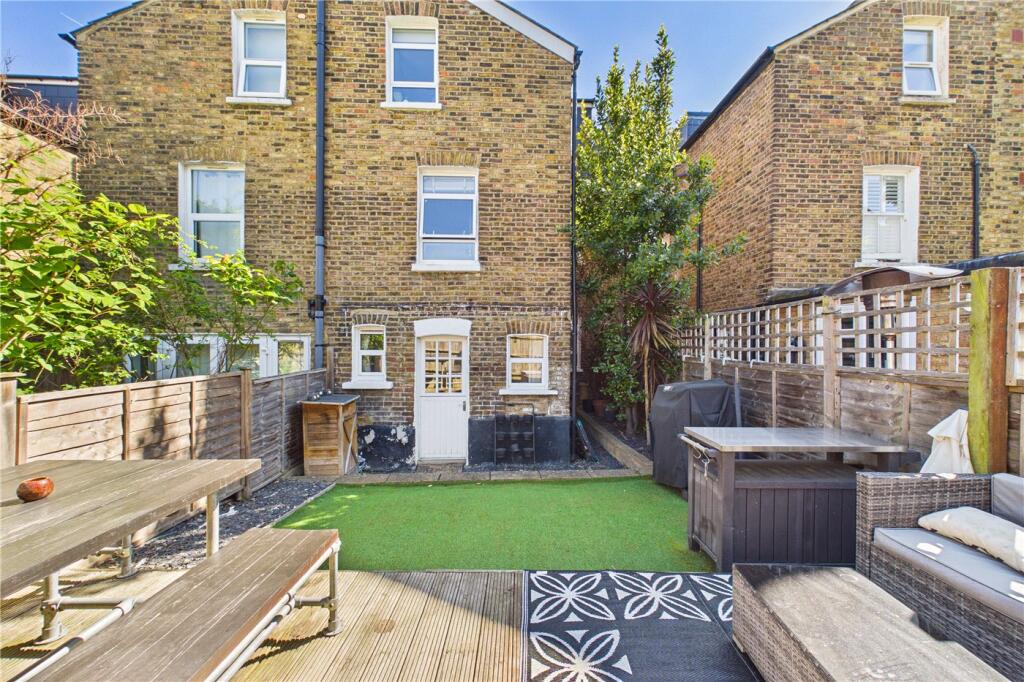 Flat Corrance Road in Greater London