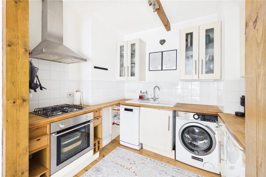 Flat Corrance Road in Greater London