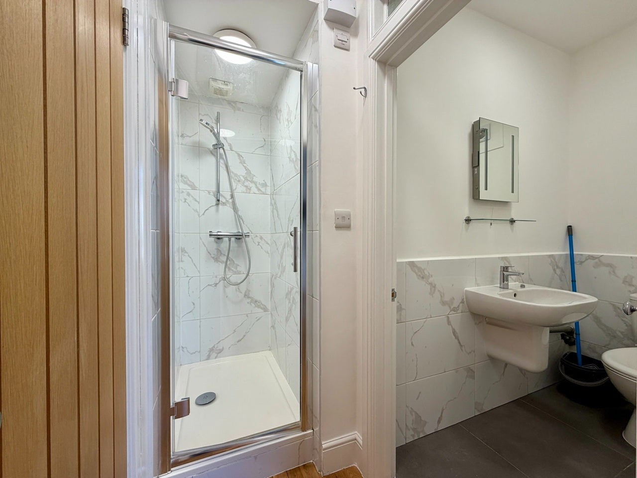 Flat Ifield Road in Greater London