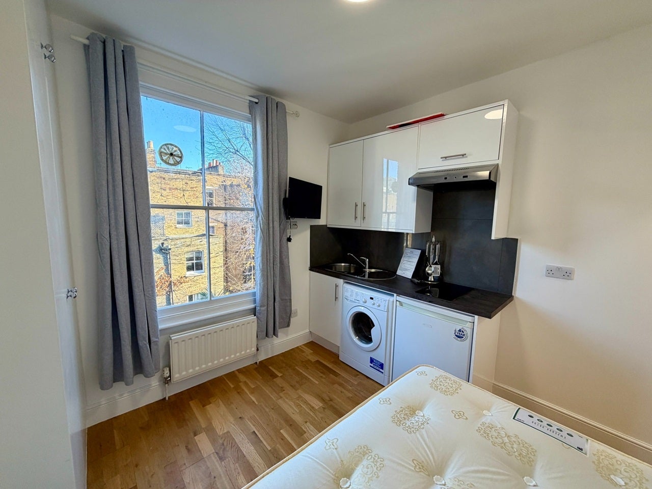 Flat Ifield Road in Greater London