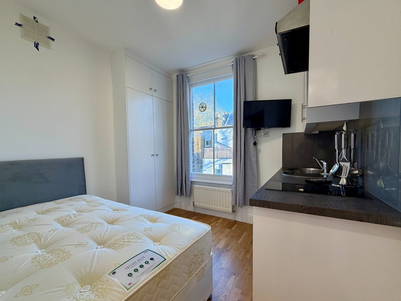 Flat Ifield Road in Greater London