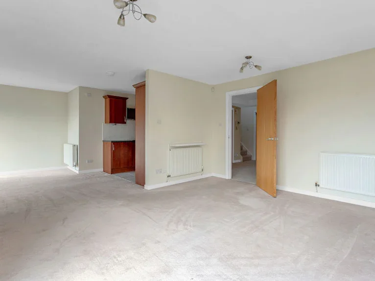 Flat Pinegrove Gardens in City of Edinburgh
