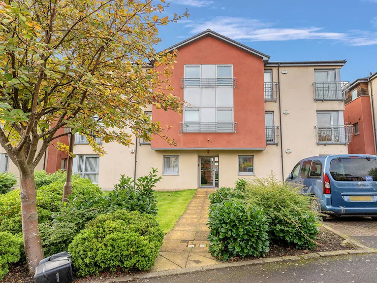 Flat Pinegrove Gardens in City of Edinburgh