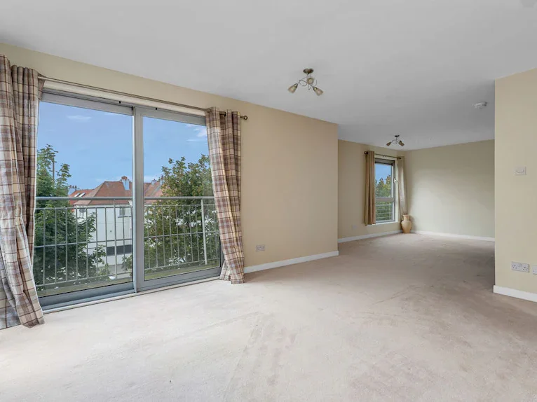 Flat Pinegrove Gardens in City of Edinburgh
