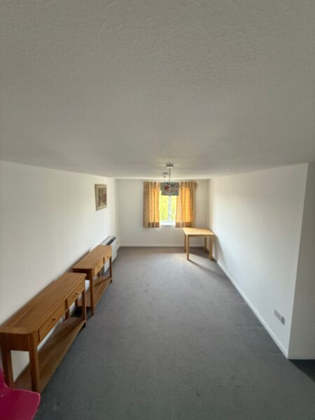 Flat Poppy Drive in Greater London