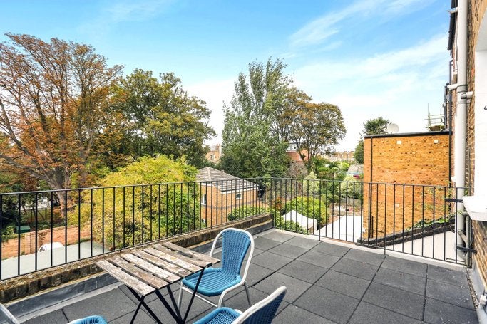 Flat Coningham Road in Greater London
