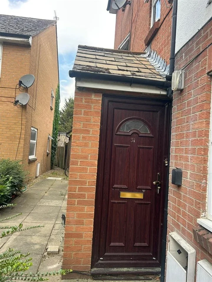 Flat Queen's Road in Slough