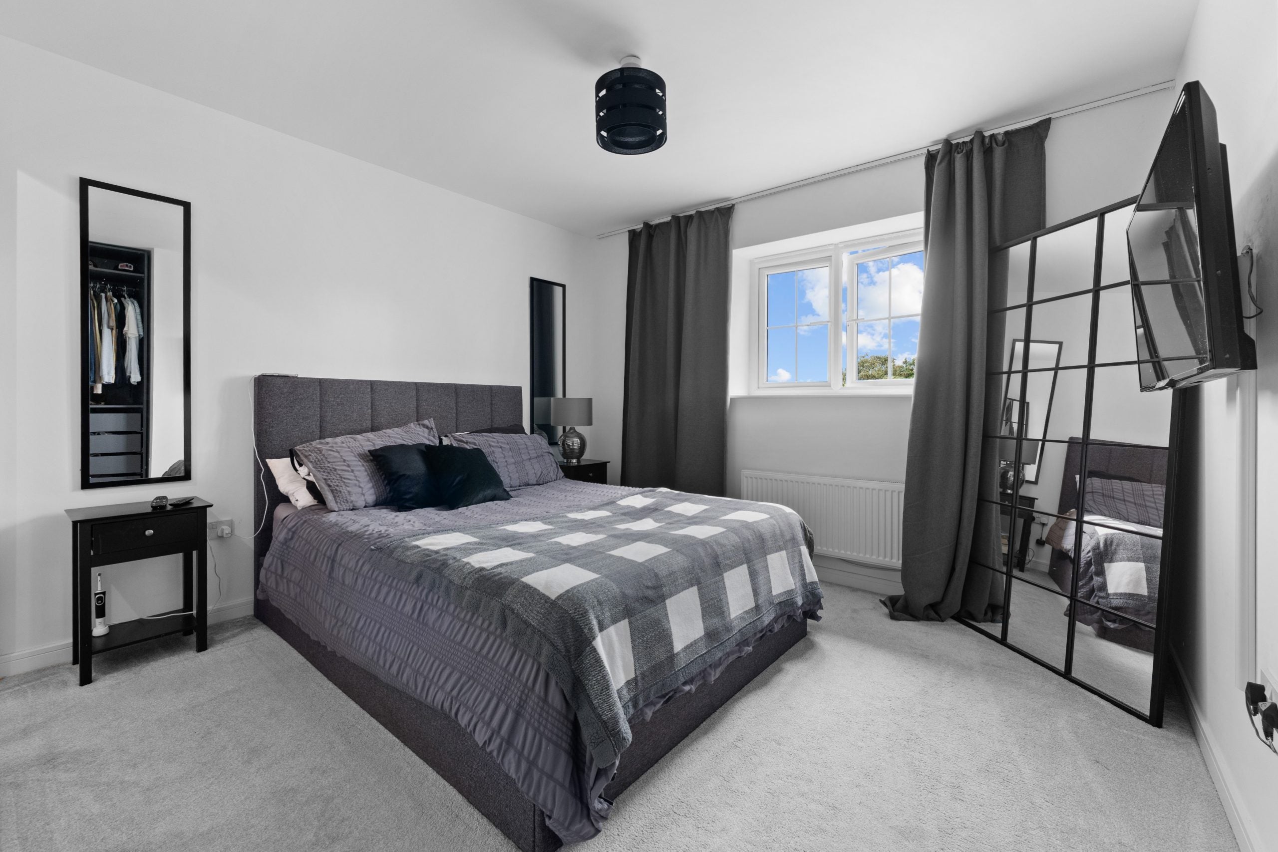 Flat Thornliebank Road in Glasgow