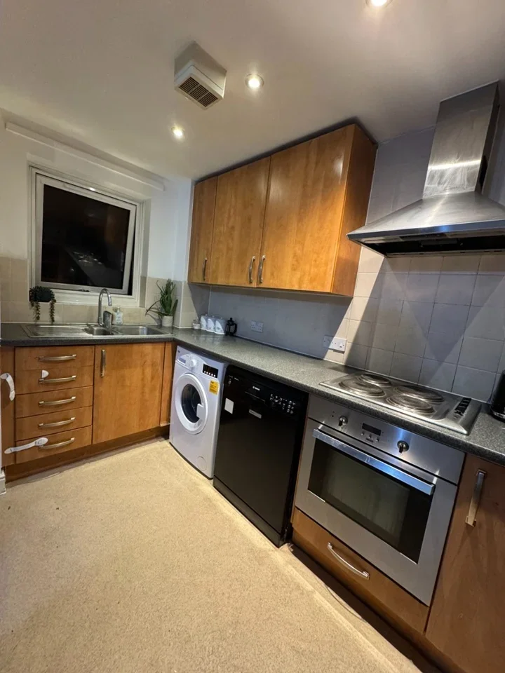 Flat Candle Street in Greater London