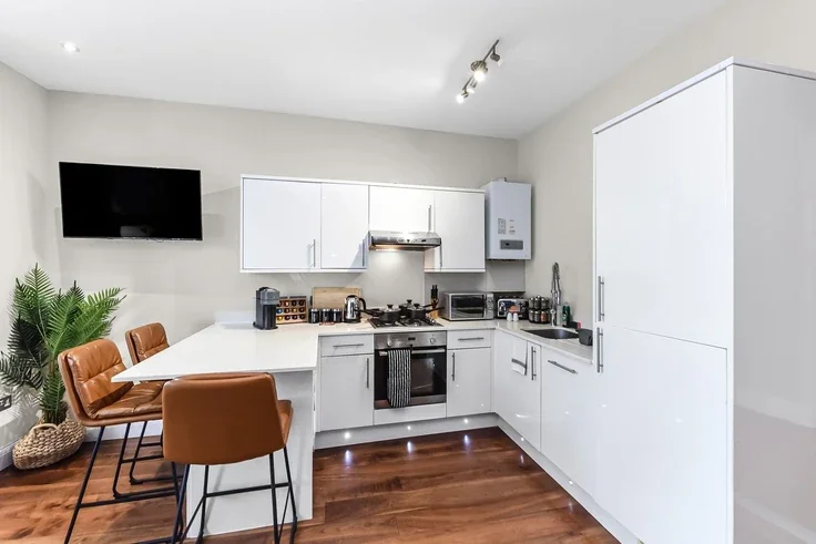 Flat Gondar Gardens in Greater London