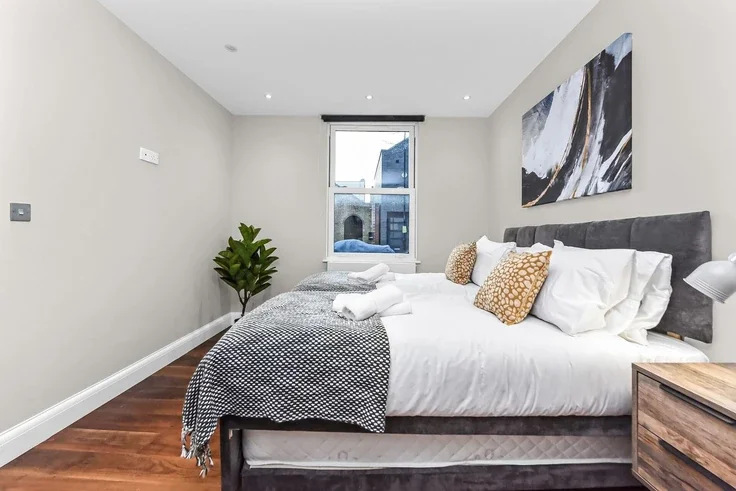 Flat Gondar Gardens in Greater London