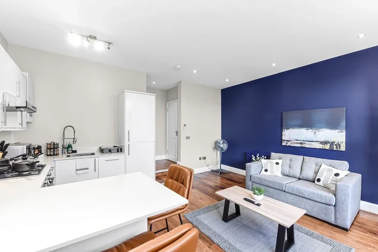 Flat Gondar Gardens in Greater London