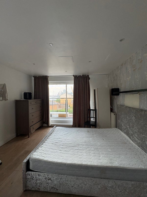 Room Newport Avenue in Greater London