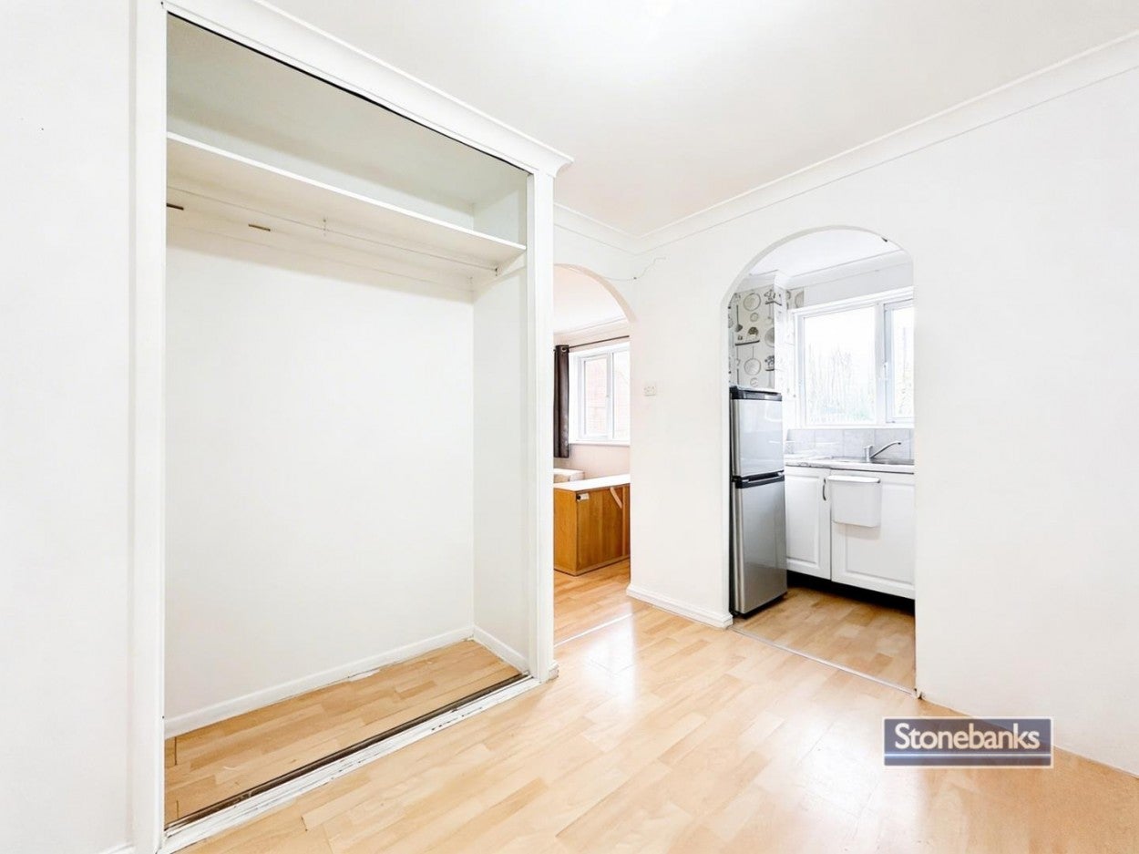 Flat Dehavilland Close in Greater London