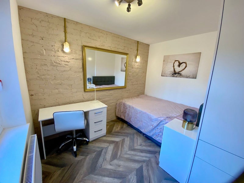 Room Balmoral Road in Manchester