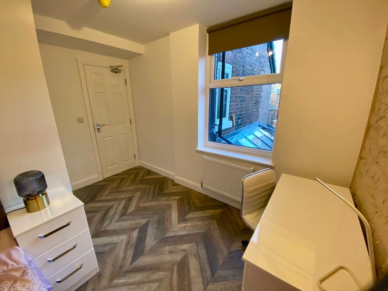 Room Balmoral Road in Manchester